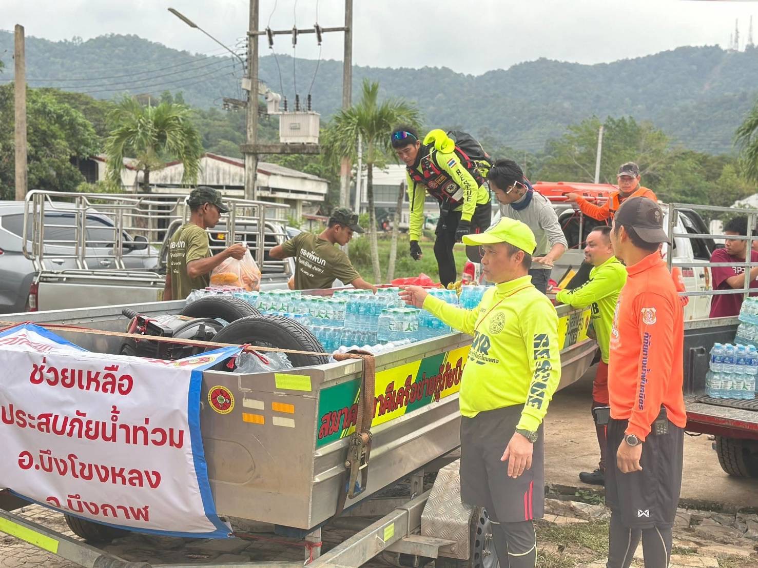 🍀 ผู้นำ อช. ร่วมช่วยพี่น้องชาวหาดใหญ่จากภัยน้ำท่วม 💦